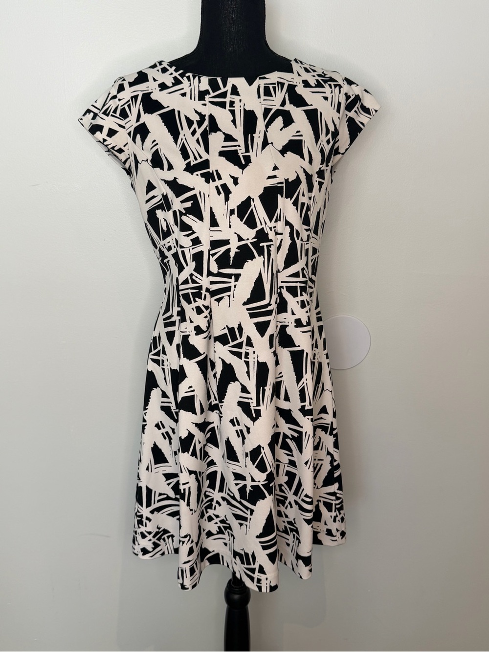 Michael Kors Classic Black & White Abstract Fit-and-Flare Dress - Size 6 - Picture 2 of 8